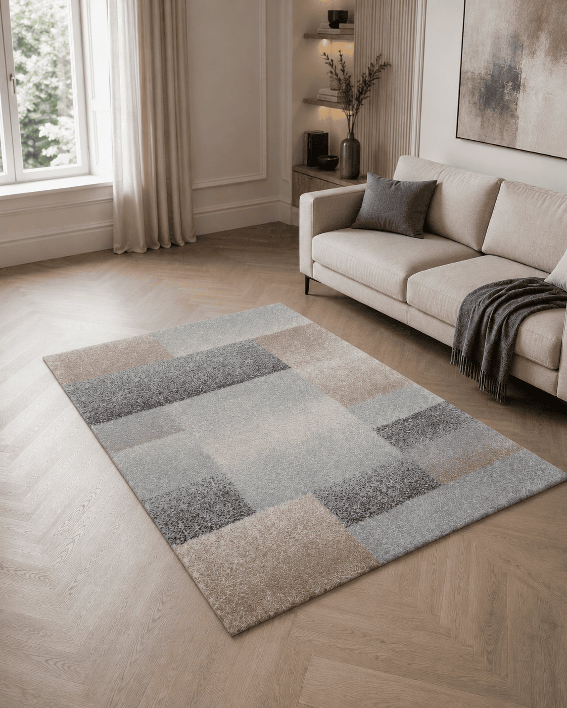 Tepih Silba Q u sivim, bež, krem i taupe tonovima, s modernim geometrijskim uzorkom, izrađen od 100% polipropilena, s mekanom florom od 17 mm.