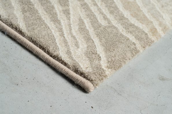 Tepih GENT FOJA elegantni bež moderni tepih s reljefnim organskim linijama, ivory i svijetlosivim tonovima te teksturiranom površinom od 100% PP Heatset materijala.