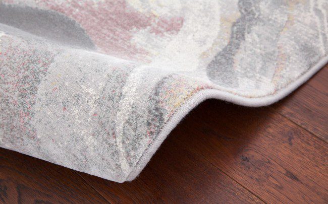 Tepih GENT VRUJA svijetli moderni tepih s apstraktnim uzorkom u krem, bež, sivim, svijetloplavim i nježno puderastim tonovima, izrađen od 100% PP Heatset materijala.