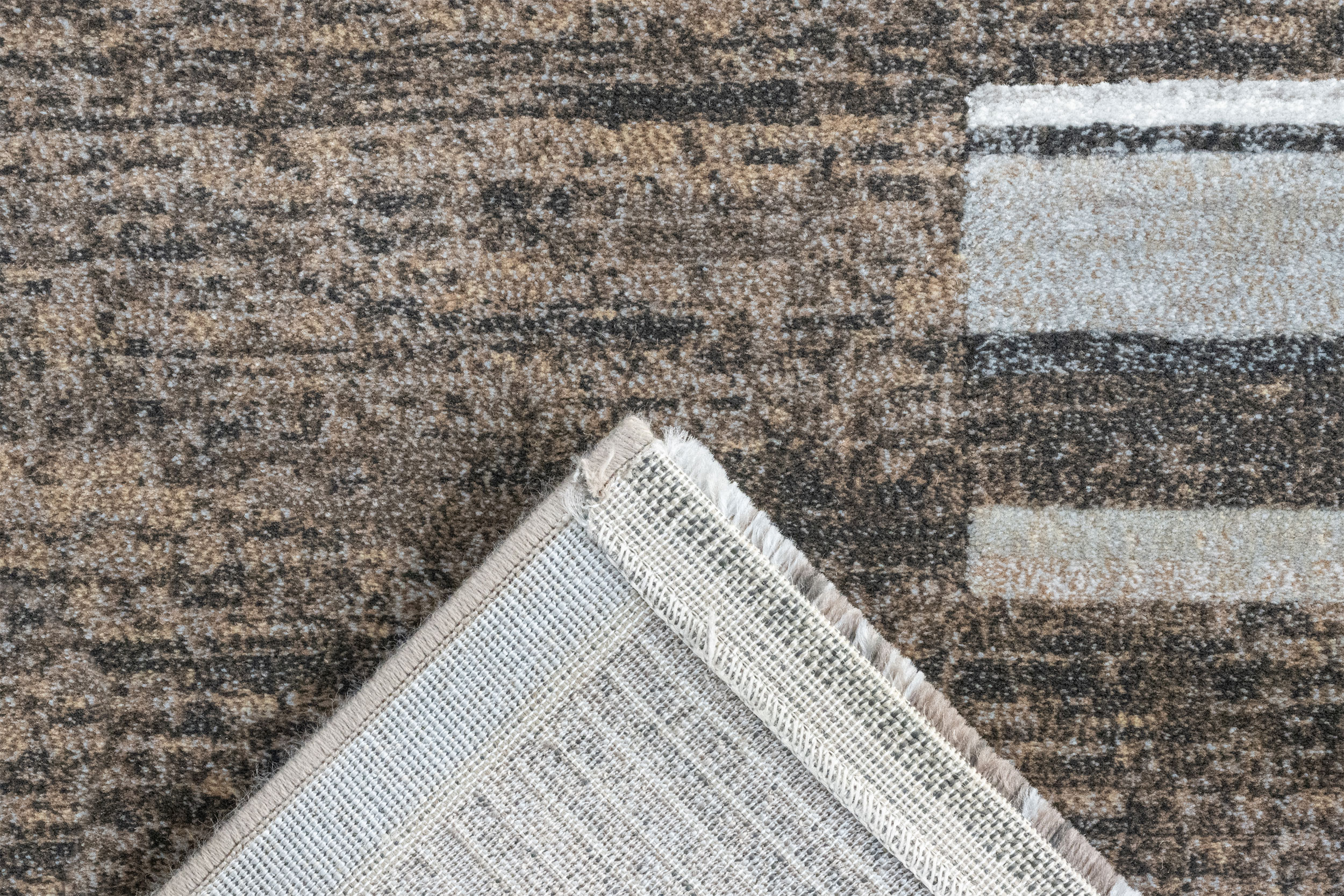 Tepih GENT KORTA moderni geometrijski tepih u tamnosivim, smeđim, bež, bijelim i antracit tonovima, izrađen od 100% PP Heatset materijala s teksturiranom površinom.