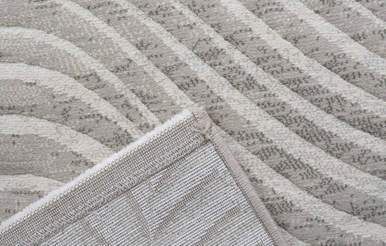 Tepih GENT ALBINO ZEBRA svijetli moderni tepih s valovitim zebra linijama u bijelim, ivory, bež i svijetlosivim tonovima od 100% PP Heatset materijala.