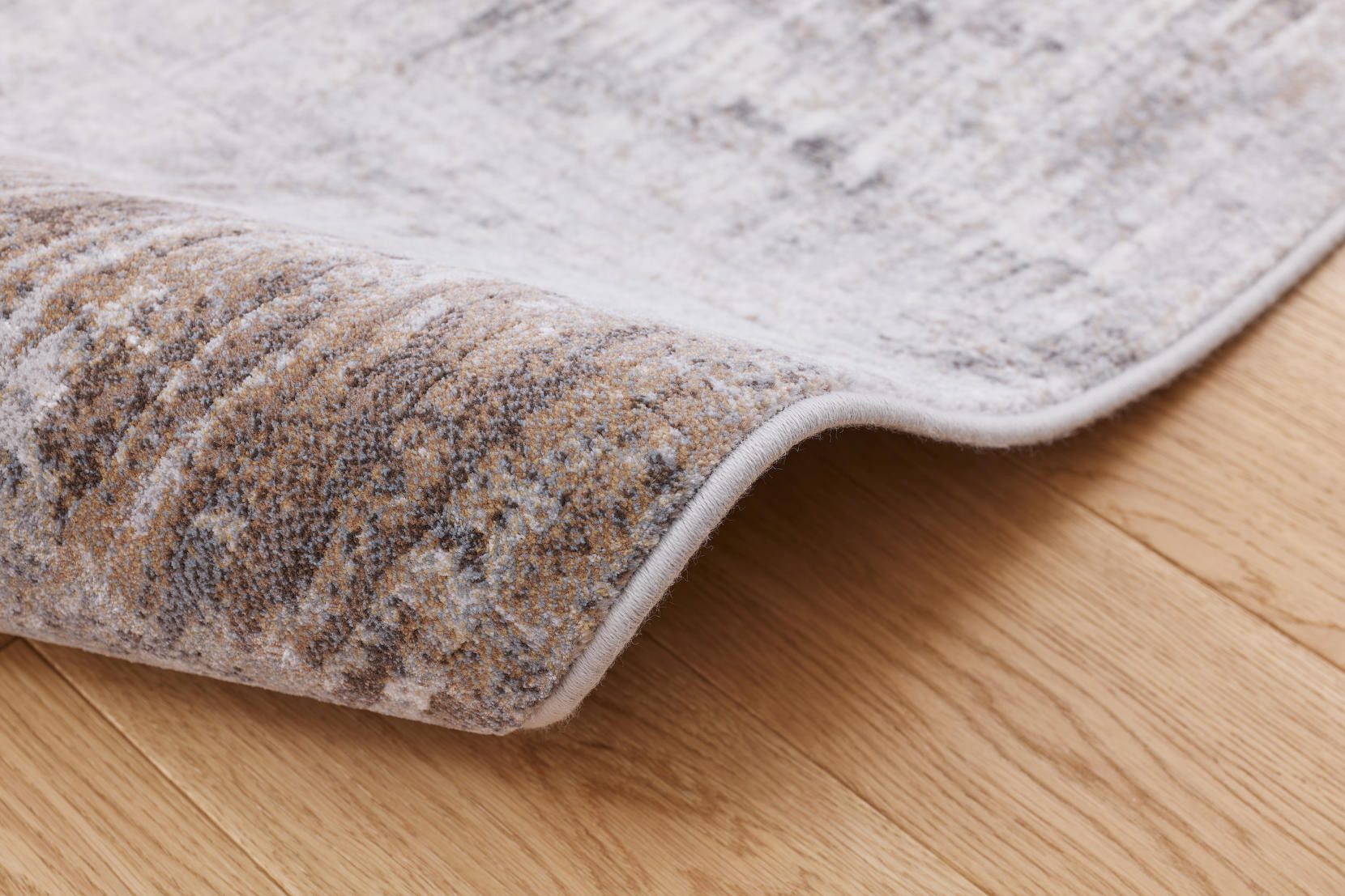 Tepih GENT ROSA svijetli moderni tepih u bež, krem, sivkastim i blago roskastim tonovima s apstraktnim teksturiranim uzorkom, izrađen od 100% PP Heatset materijala.