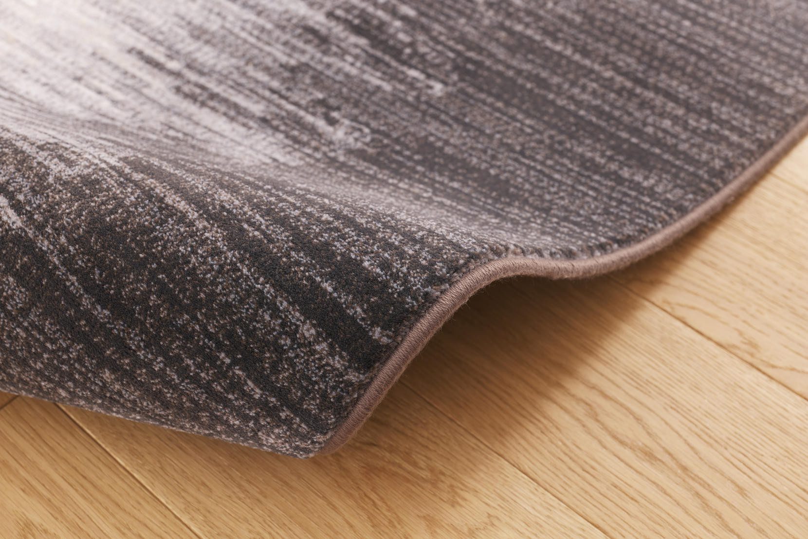 Tepih GENT PONISTRA moderni tepih s tamnijim okvirom i svijetlom sredinom, izrađen od 100% PP Heatset materijala.