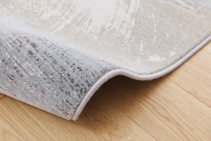 Tepih GENT VAPOR moderni apstraktni tepih u bež, krem, ivory, svijetlosivim i tamnosivim tonovima, izrađen od 100% PP Heatset materijala s teksturiranom površinom.