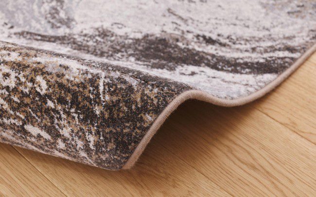 Tepih GENT ŽALO MORTA moderni tepih s uzorkom inspiriranim kamenom i žalom, u bež, smeđim, sivim i bijelim tonovima, izrađen od 100% PP Heatset materijala.