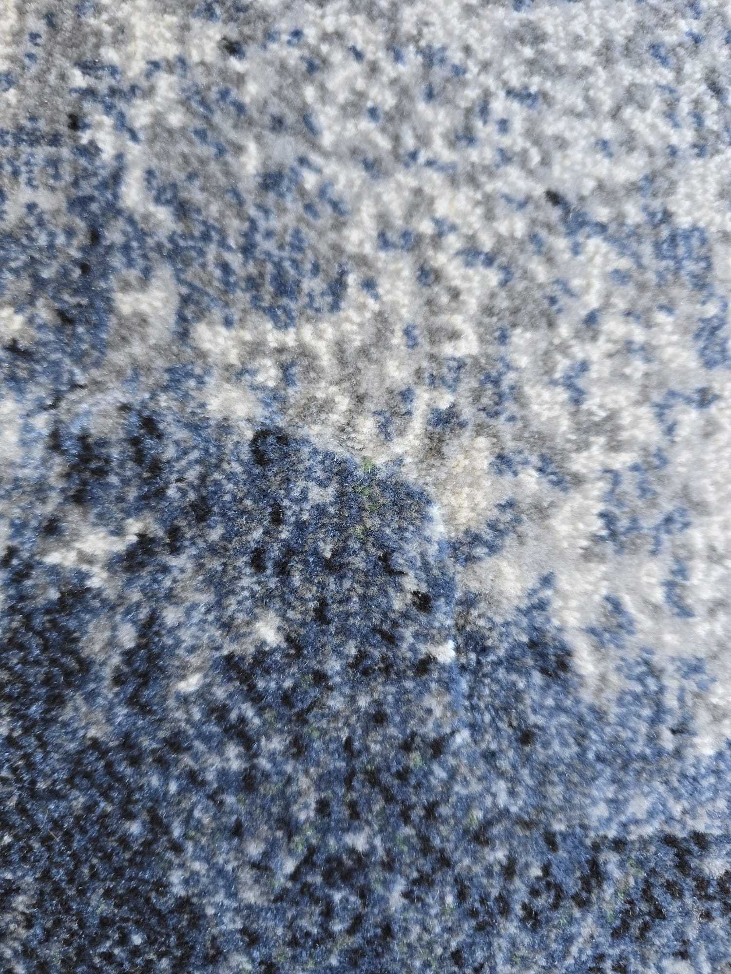 Tepih GENT JADRAN moderni plavi apstraktni tepih s teksturiranom površinom, izrađen od 100% PP Heatset materijala u plavim, bijelim, krem i sivim tonovima.