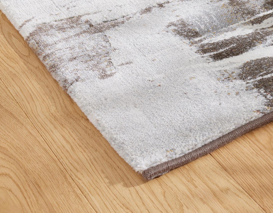 Tepih GENT TINEL moderni apstraktni tepih u bijelim, bež, smeđim, sivim i tamnosivim tonovima, izrađen od 100% PP Heatset materijala s teksturiranom površinom.