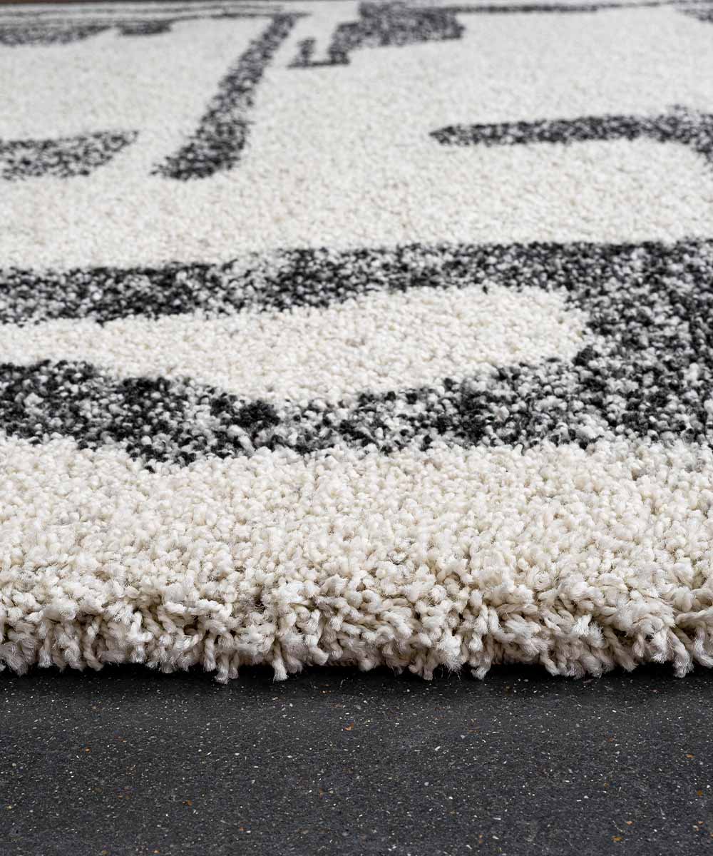 TEPIH HARI 6258, moderni crno bijeli tepih od 100% PP Heatset materijala s apstraktnim uzorkom, mekanom voluminoznom površinom i elegantnim izgledom za interijer.