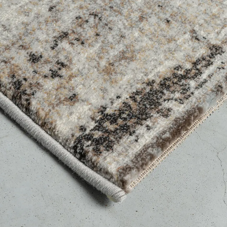 Tepih GENT KAŠTEL moderni geometrijski tepih u sivim, bež, krem i bijelim tonovima, izrađen od 100% PP Heatset materijala.