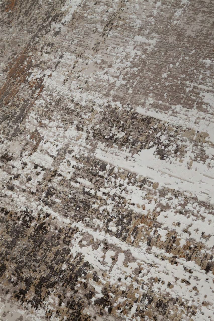 Tepih KEY PORTA u krem, bež, taupe i svijetlosivim tonovima, s apstraktnim vintage uzorkom, bambusovom svilom (viskozom), akrilnom mekoćom i profinjenom igrom svjetla.