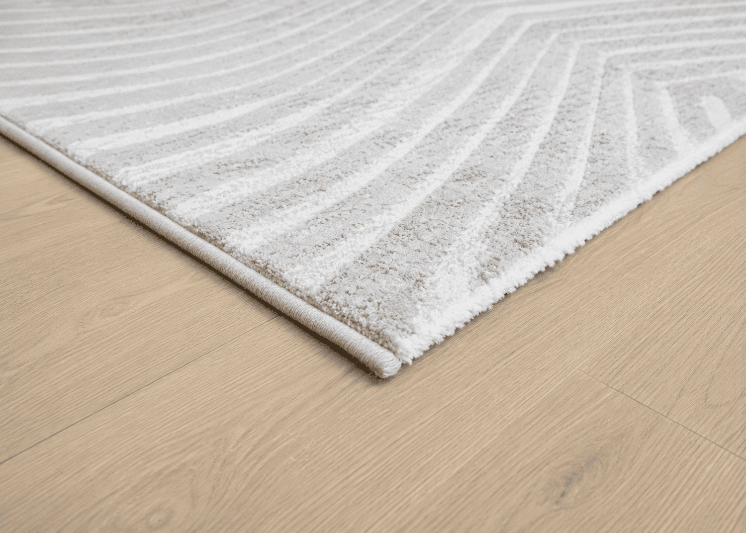 Tepih GENT ALBINO ZEBRA svijetli moderni tepih s valovitim zebra linijama u bijelim, ivory, bež i svijetlosivim tonovima od 100% PP Heatset materijala.