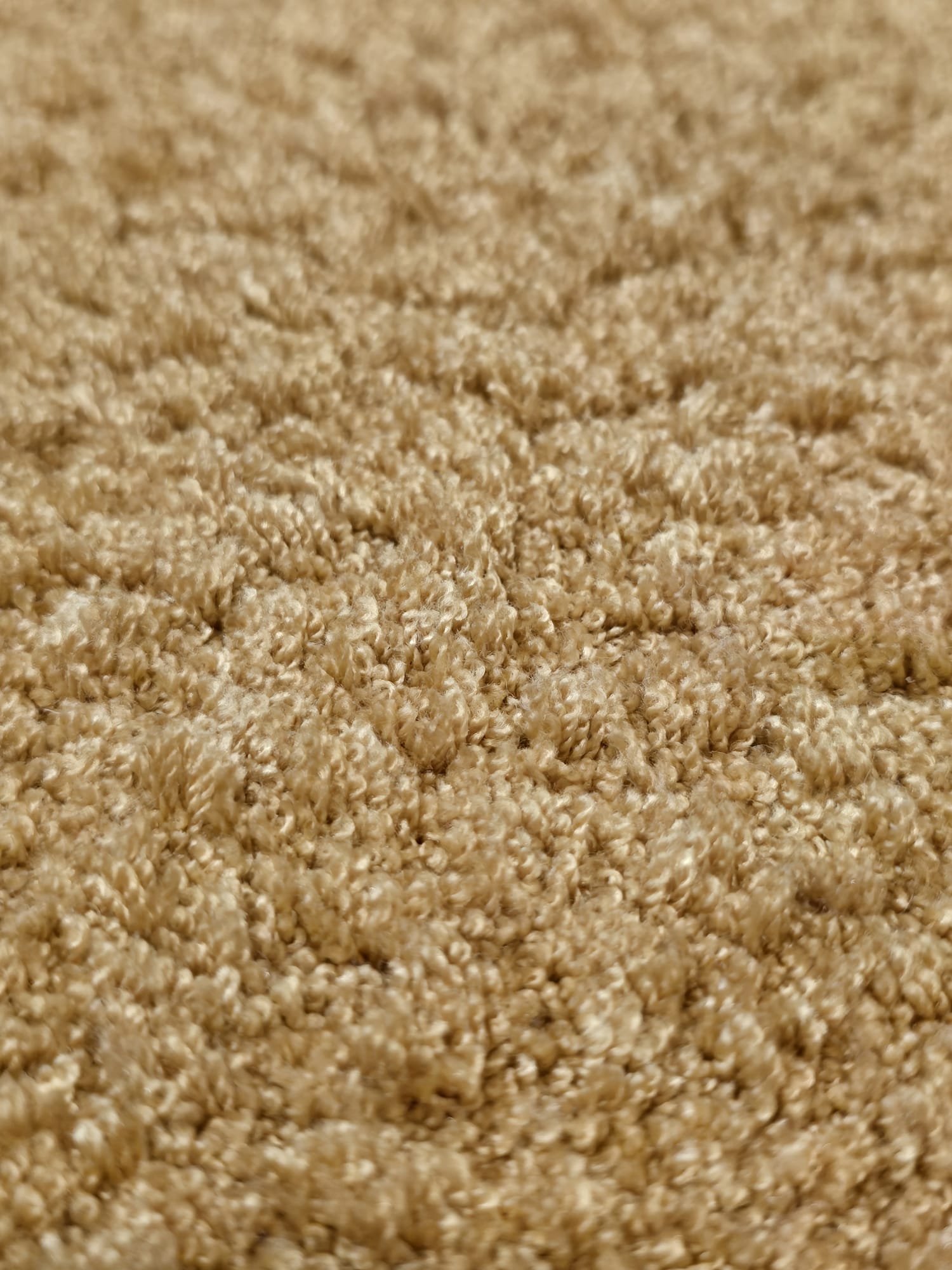 Okrugli tepih Galos u toploj karamel bež nijansi, lagano polučupave teksture, promjera 120 cm, izrađen od 100% PES materijala, pogodan za unutarnje i vanjske prostore.
