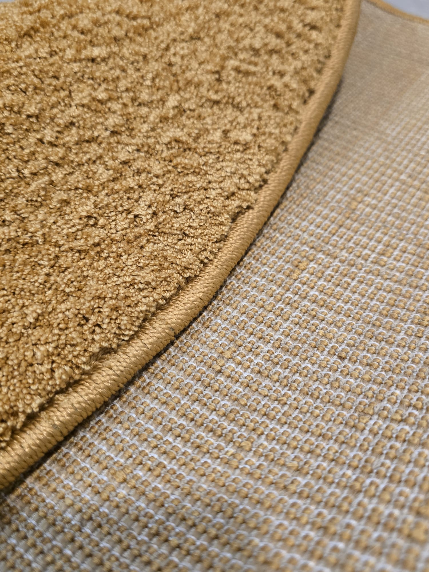 Okrugli tepih Galos u toploj karamel bež nijansi, lagano polučupave teksture, promjera 120 cm, izrađen od 100% PES materijala, pogodan za unutarnje i vanjske prostore.