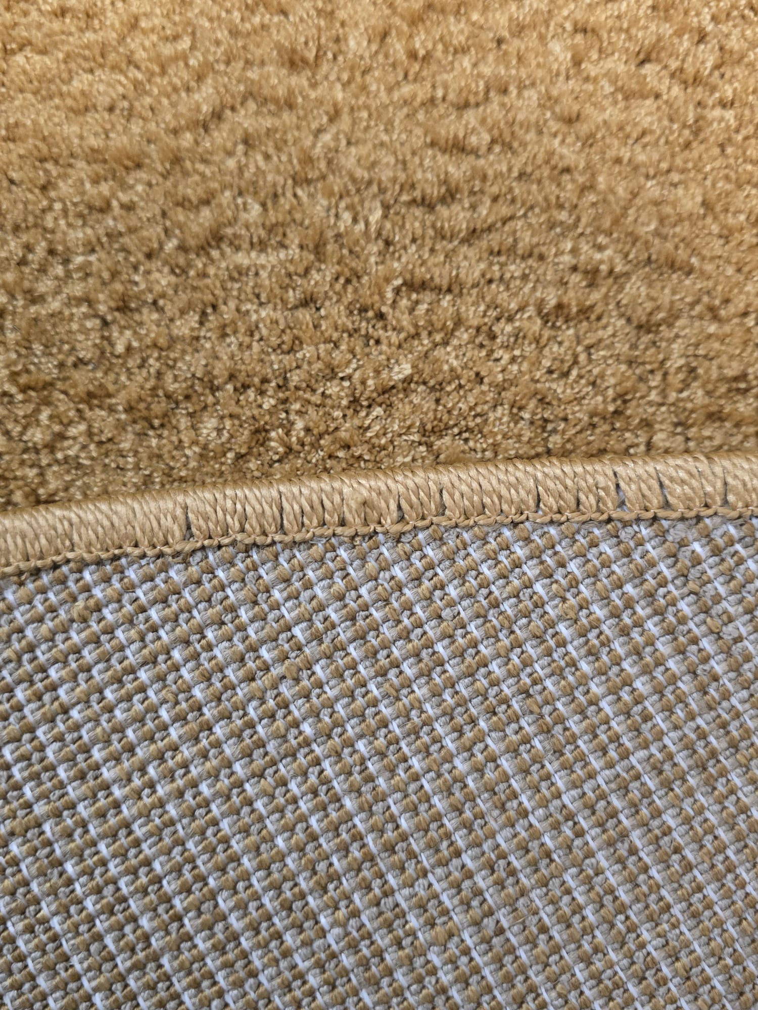 Okrugli tepih Galos u toploj karamel bež nijansi, lagano polučupave teksture, promjera 120 cm, izrađen od 100% PES materijala, pogodan za unutarnje i vanjske prostore.