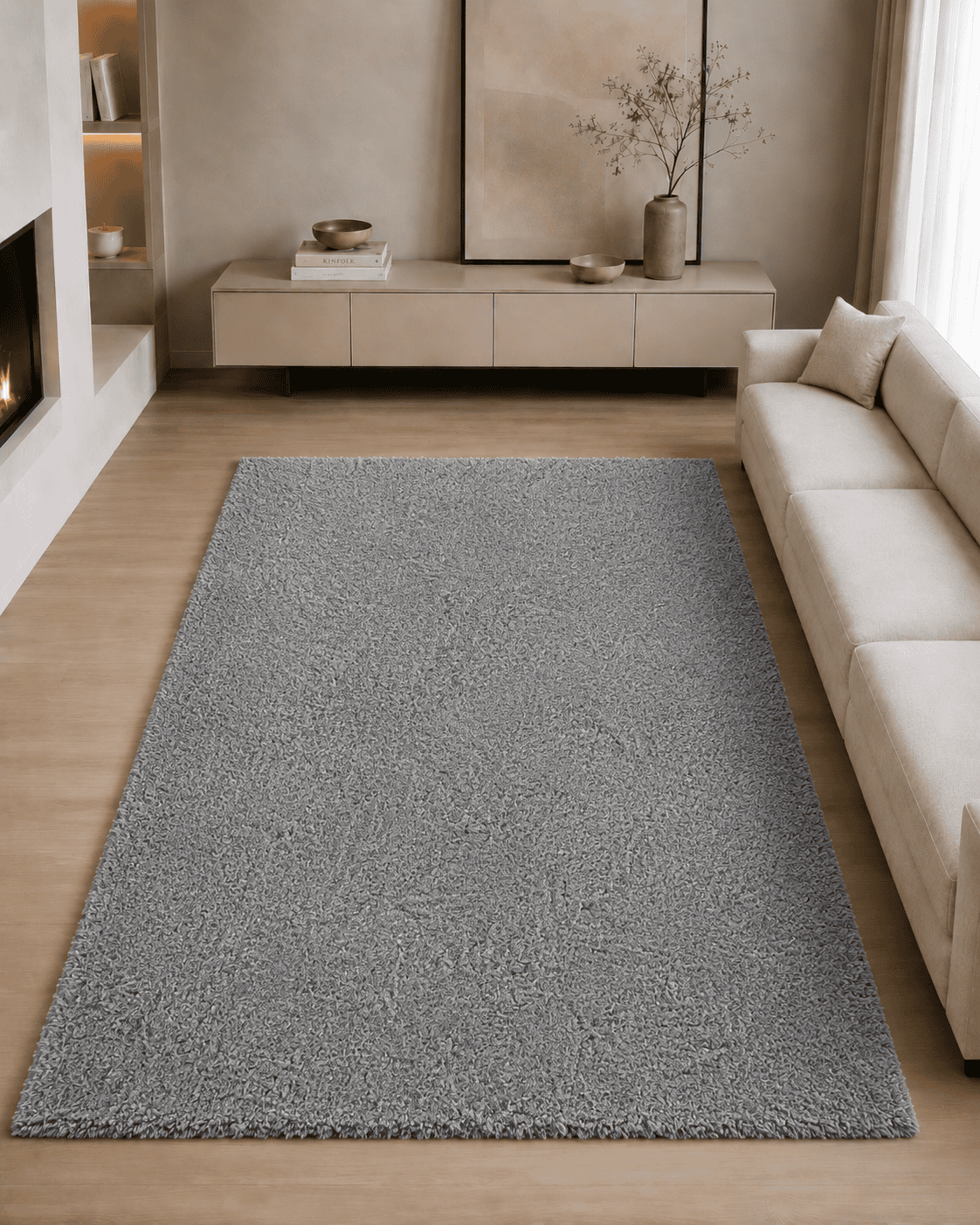 Tepih Touch jednobojni sivi čupavi tepih od 100% poliestera, s mekanim visokim florom, filcanom podlogom i modernim minimalističkim izgledom.