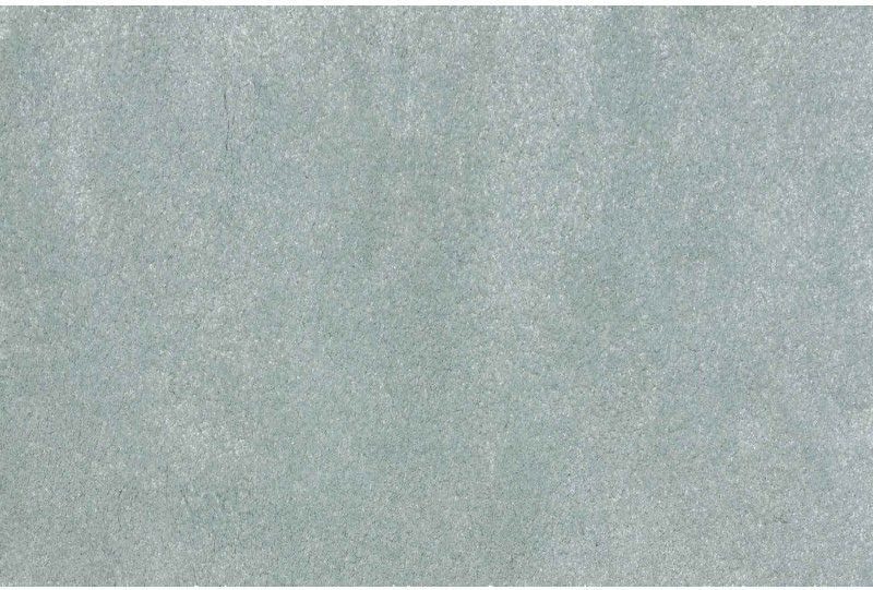Tepih SILBA BABY BLUE od 100% polipropilena, s gustom baršunastom površinom i florom od 17 mm u nježnoj pastelno plavoj boji.