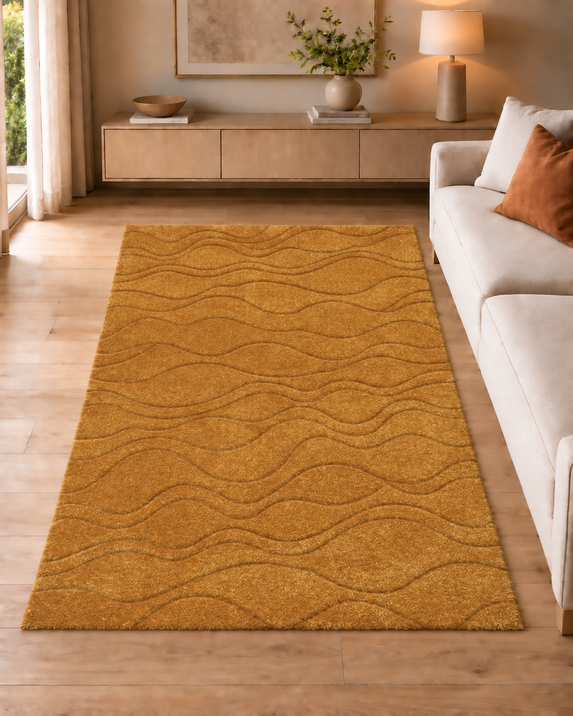 Tepih HOME OCHRE oker-zlatni tepih od 100% polipropilena, s ručno rezbarenim valovitim reljefom, florom 12 mm i mekanom površinom.