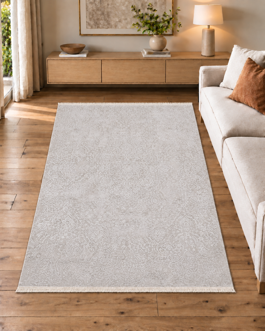 Tepih Pierre Cardin VENDOME 702 SILVER luksuzni srebrni tepih od 100% akrila, s gustoćom 1.300.000 točaka/m², Soft Touch površinom i 3D efektom.
