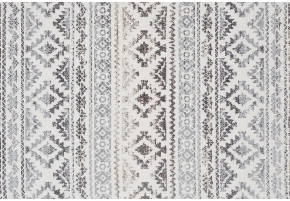 Tepih ETNO svijetli etno-geometrijski tepih od 100% poliesterskog mikrofibera, s krem, bež i sivim ornamentima te florom od 11 mm.