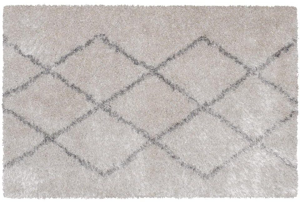 Tepih SAVANA GREY mekani sivi shaggy tepih od 60% polipropilena i 40% poliestera, s vrlo visokim florom od 50 mm i blagim sjajem.
