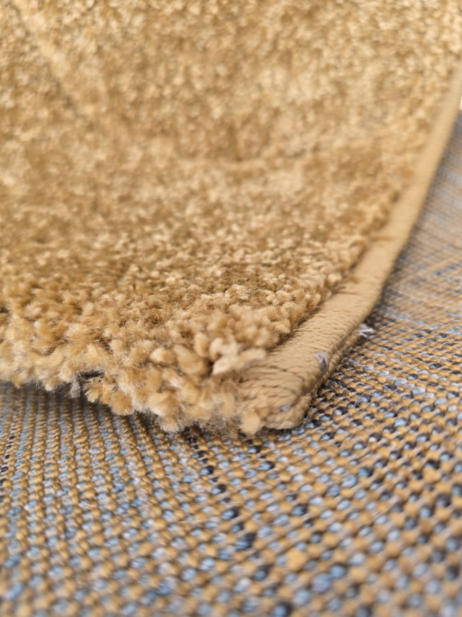 Tepih HOME OCHRE oker-zlatni tepih od 100% polipropilena, s ručno rezbarenim valovitim reljefom, florom 12 mm i mekanom površinom.