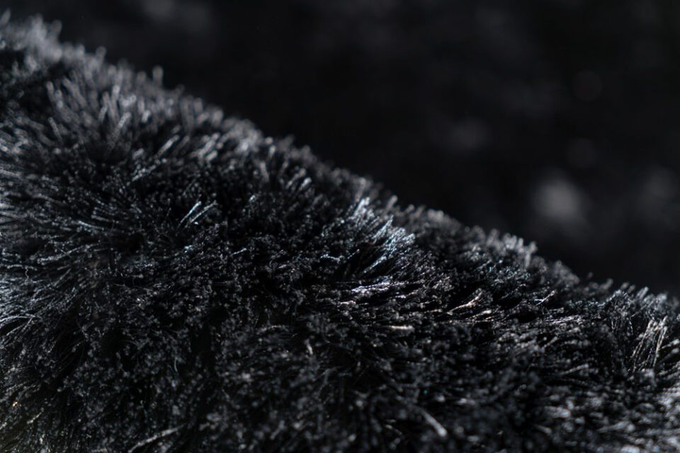 Tepih BLACK TOUCH – ultra mekani crni čupavi tepih od 100% poliestera s visokim florom od 38 mm i ručno tkanom izradom