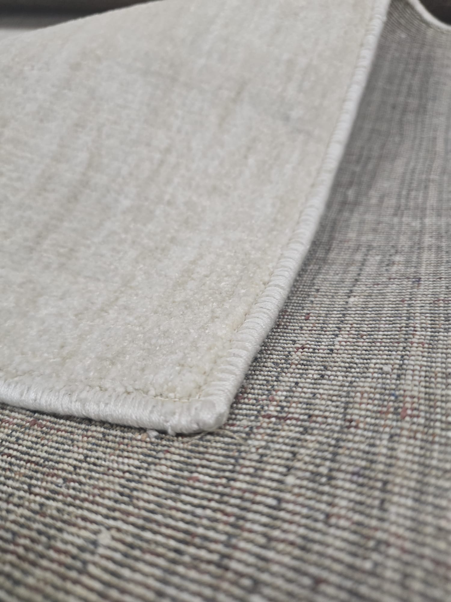 Tepih ICE vrlo svijetli krem-ivory tepih od 100% recikliranog poliestera, s florom 6 mm, gustoćom 1.230.000 točaka/m² i protukliznom poleđinom.