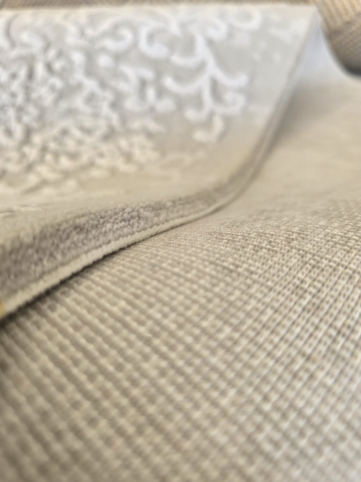 Tepih Pierre Cardin VENDOME 702 SILVER luksuzni srebrni tepih od 100% akrila, s gustoćom 1.300.000 točaka/m², Soft Touch površinom i 3D efektom.