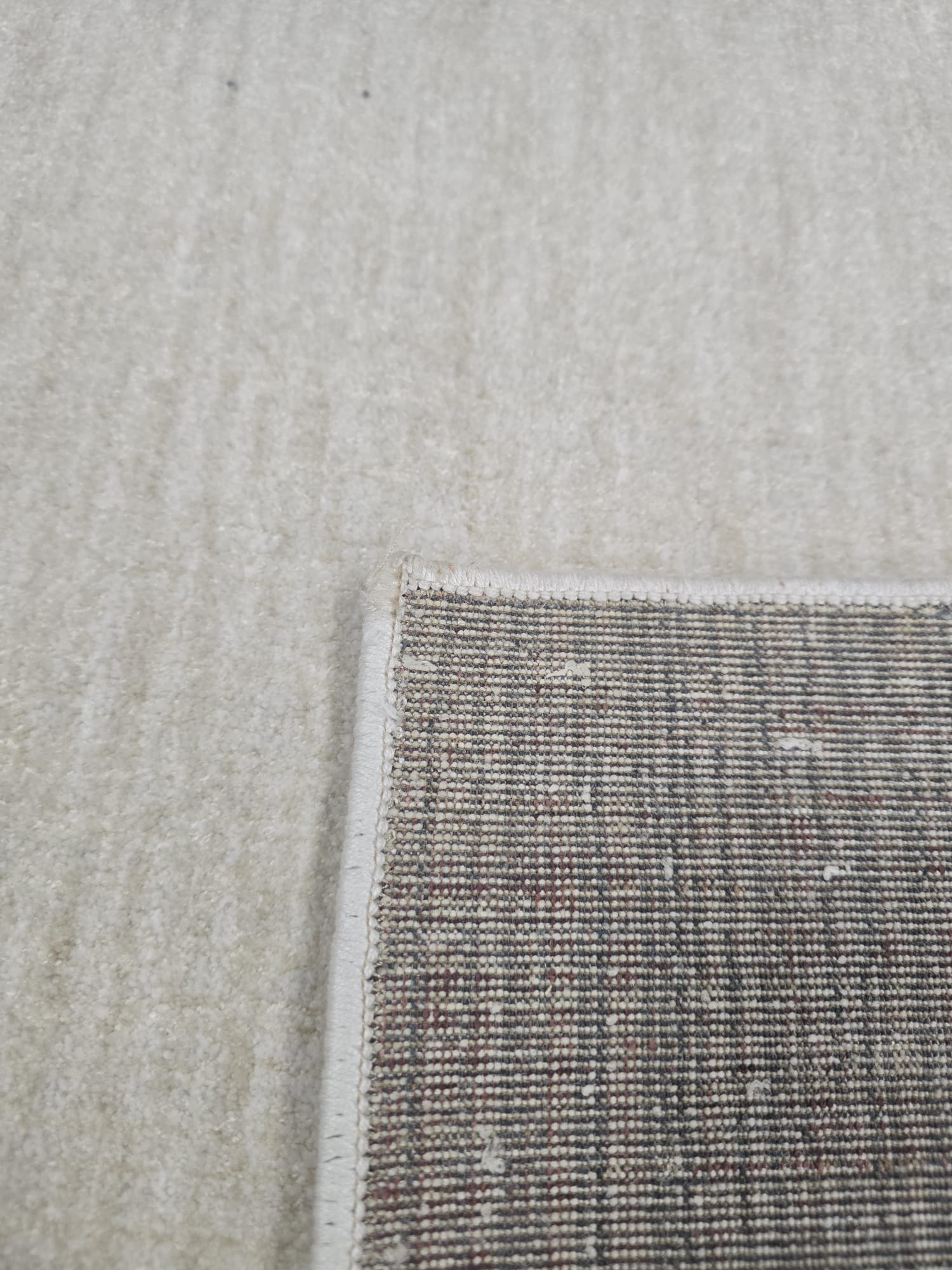 Tepih ICE vrlo svijetli krem-ivory tepih od 100% recikliranog poliestera, s florom 6 mm, gustoćom 1.230.000 točaka/m² i protukliznom poleđinom.