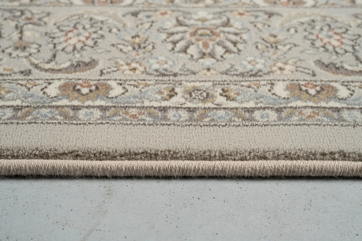Tepih STONE 9295 klasični bež tepih od 100% polipropilena Heatset, s floralnim uzorkom, bordurom i gustoćom 1.000.000 točaka/m².
