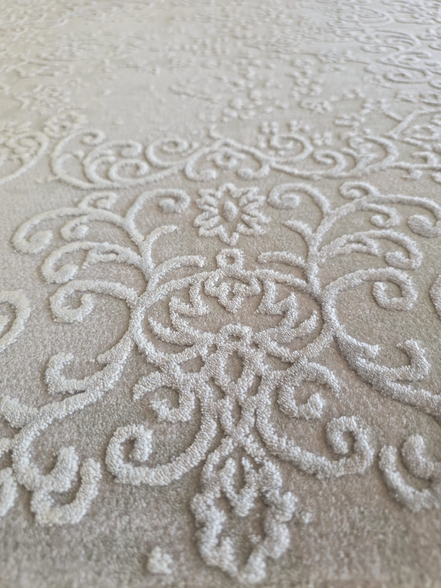 Tepih Pierre Cardin VENDOME 702 SILVER luksuzni srebrni tepih od 100% akrila, s gustoćom 1.300.000 točaka/m², Soft Touch površinom i 3D efektom.