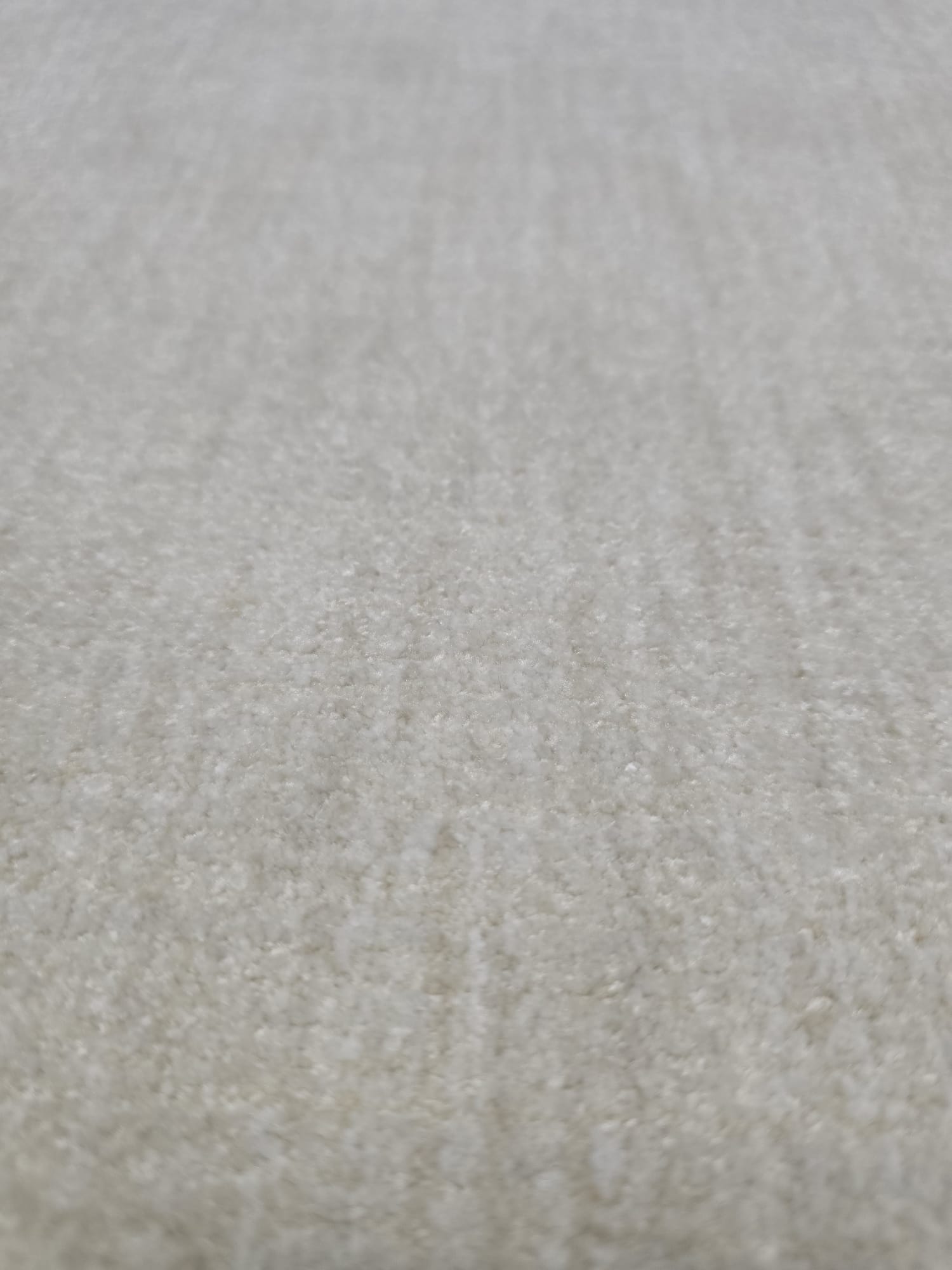 Tepih ICE vrlo svijetli krem-ivory tepih od 100% recikliranog poliestera, s florom 6 mm, gustoćom 1.230.000 točaka/m² i protukliznom poleđinom.