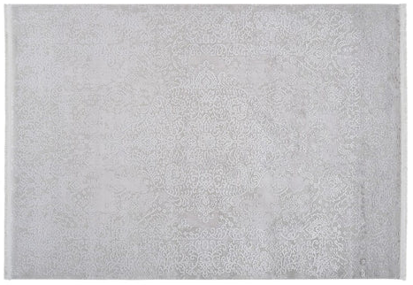 Tepih Pierre Cardin VENDOME 702 SILVER luksuzni srebrni tepih od 100% akrila, s gustoćom 1.300.000 točaka/m², Soft Touch površinom i 3D efektom.