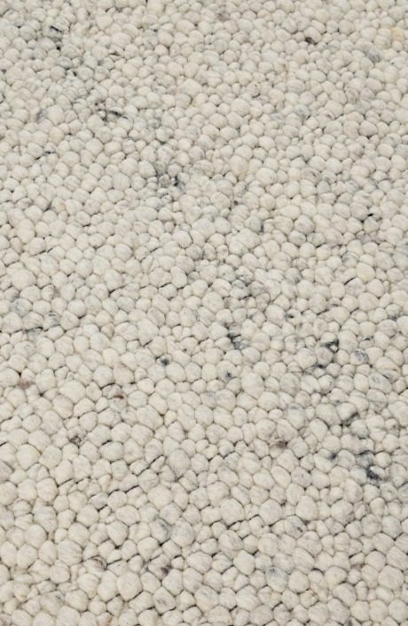 Vuneni Tepih BERGER CREAM ručno je izrađen od 85% vune, 10% jute i 5% poliestera. Organski oblikovana tekstura nadahnuta oblucima pruža mu prirodnu dubinu i poseban karakter, dok nježna krem boja unosi toplinu i jednostavno se uklapa u suvremene, skandinavske i elegantne interijere.