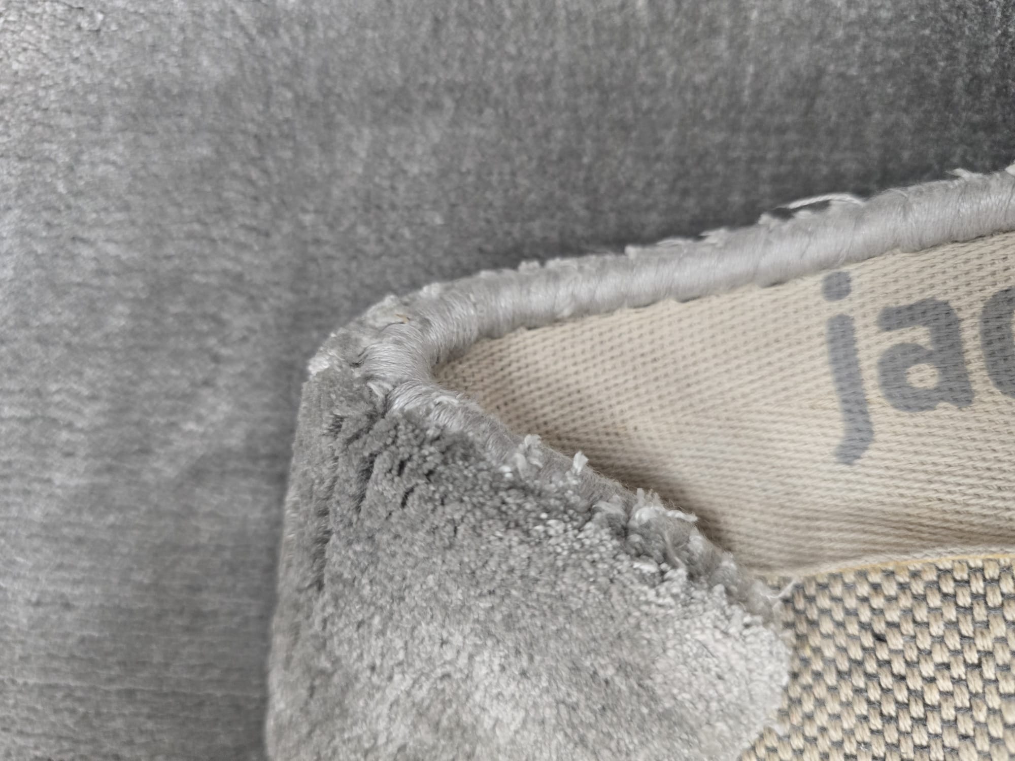 Tepih Jacaranda SIMLA ATLANTIC BLUE ručno tkan od 100% TENCEL vlakana s dubokom plavom baršunastom površinom