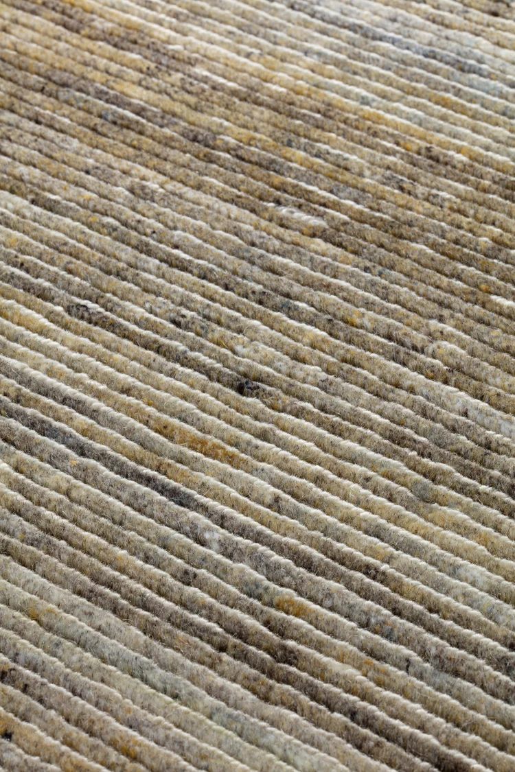 Vuneni Tepih Ligne Pure MEADOW od 100% vune, ručno čvorani sivo-zeleni tepih valovite teksturirane površine