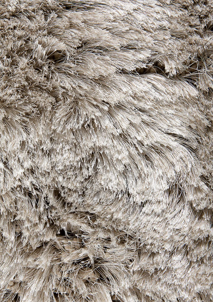 Čupavi Tepih Ligne Pure ADORE TAUPE od 100% poliestera, ručno tkani sivkasto-smeđi tepih s visokim i izrazito mekanim florom