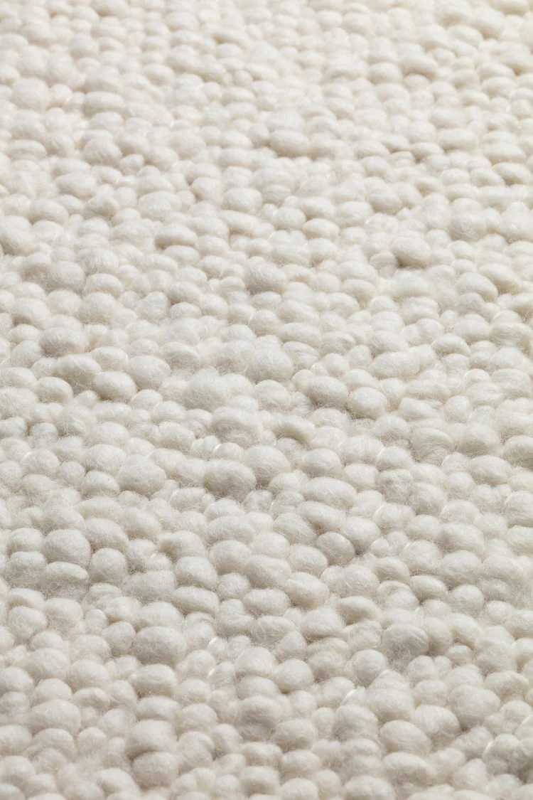 Vuneni Tepih Ligne Pure TEDI CREAM od 100% vune, ručno tkani krem tepih guste i raskošno teksturirane površine
