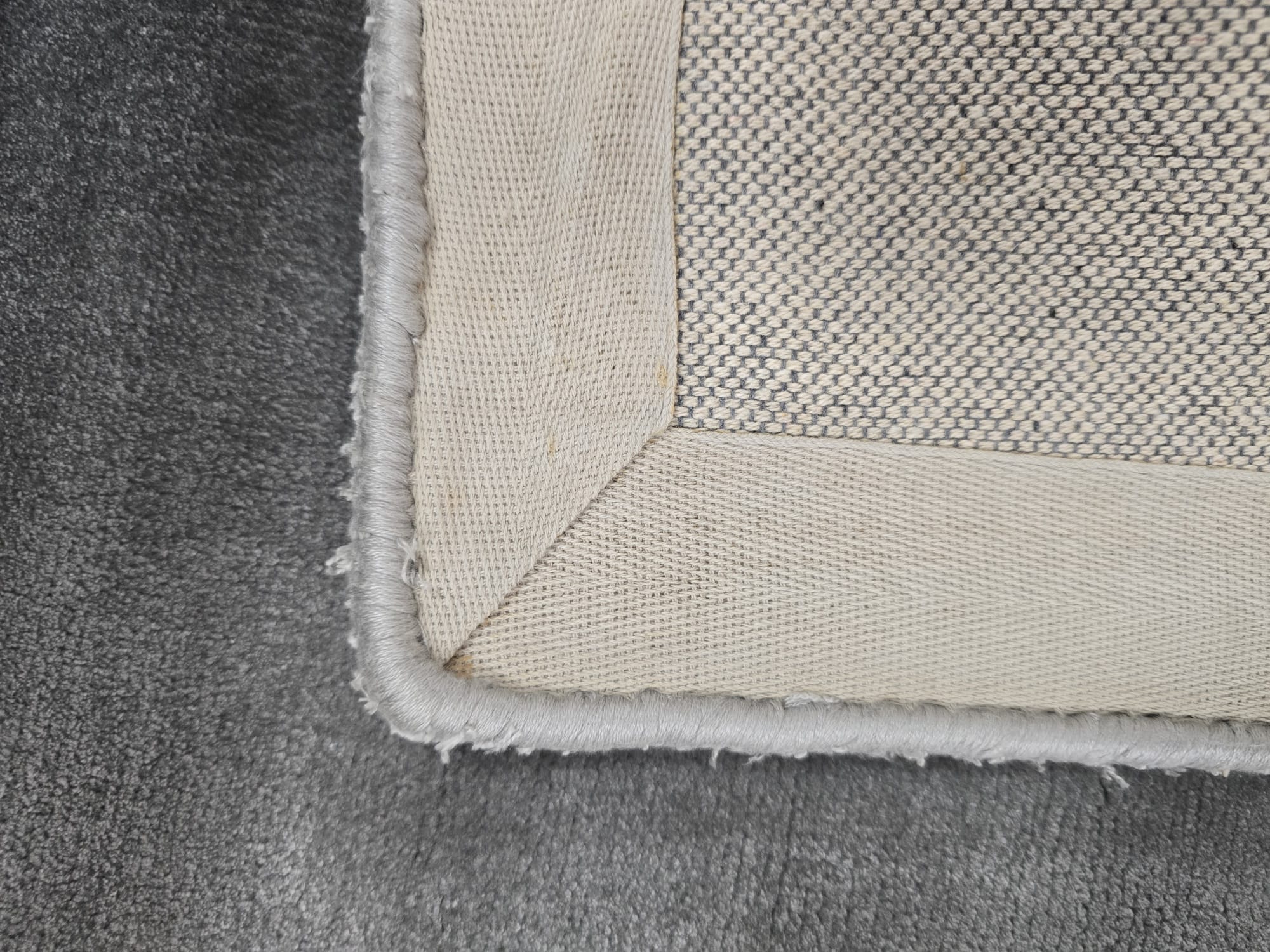 Tepih Jacaranda SIMLA ATLANTIC BLUE ručno tkan od 100% TENCEL vlakana s dubokom plavom baršunastom površinom