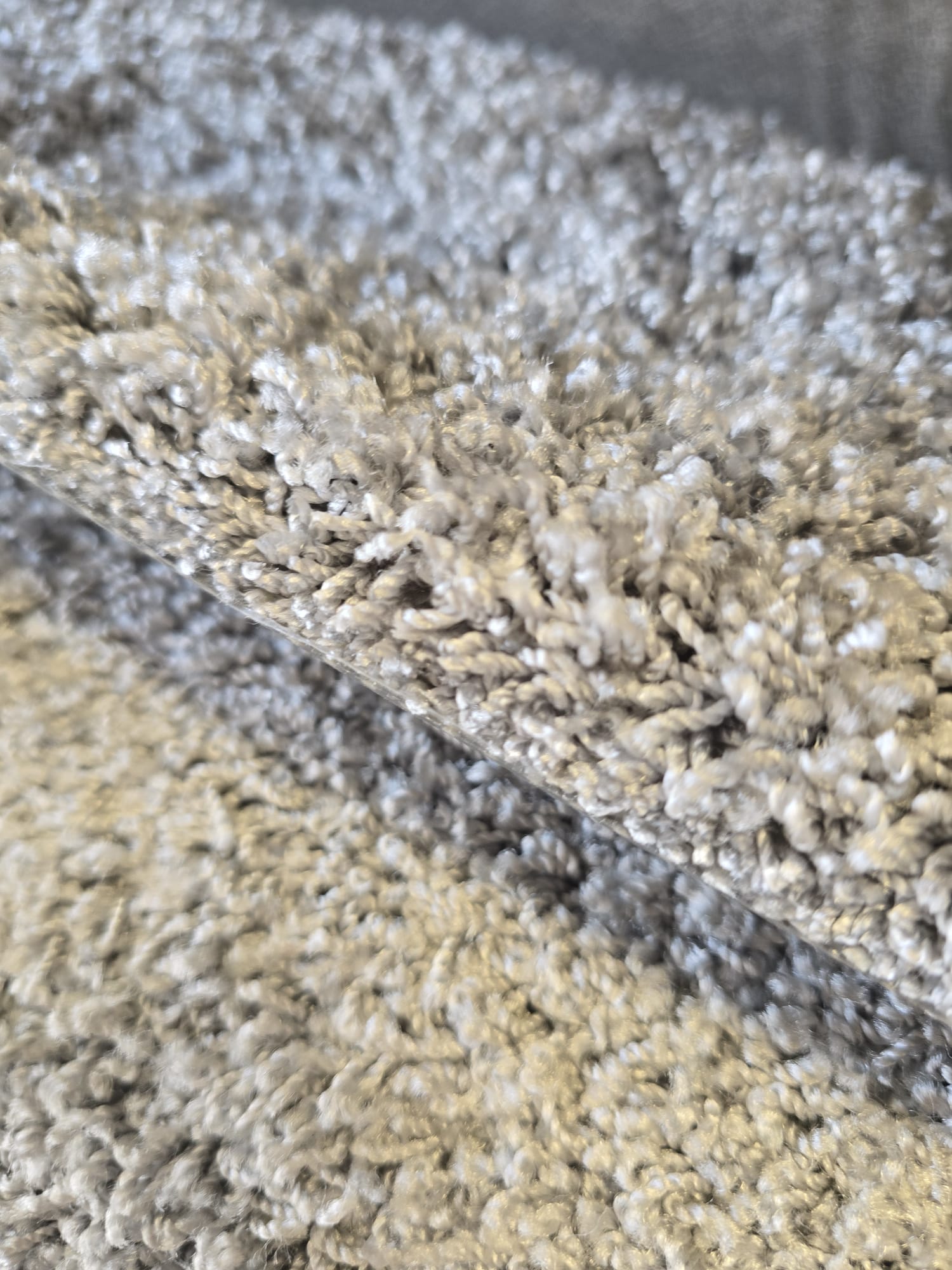 Čupavi Tepison Na Silikonskoj Podlozi FLUFFY od 100% poliamida sa svijetlom krem-bež bojom i gustom mekanom površinom 6.