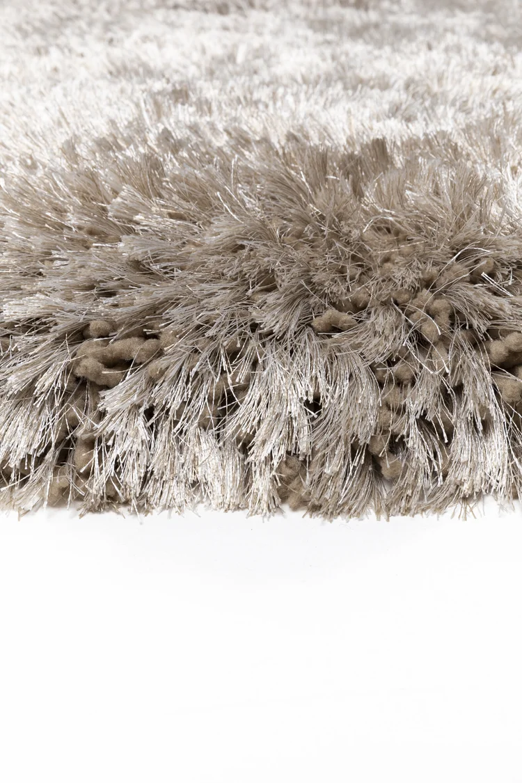 Čupavi Tepih Ligne Pure ADORE TAUPE od 100% poliestera, ručno tkani sivkasto-smeđi tepih s visokim i izrazito mekanim florom