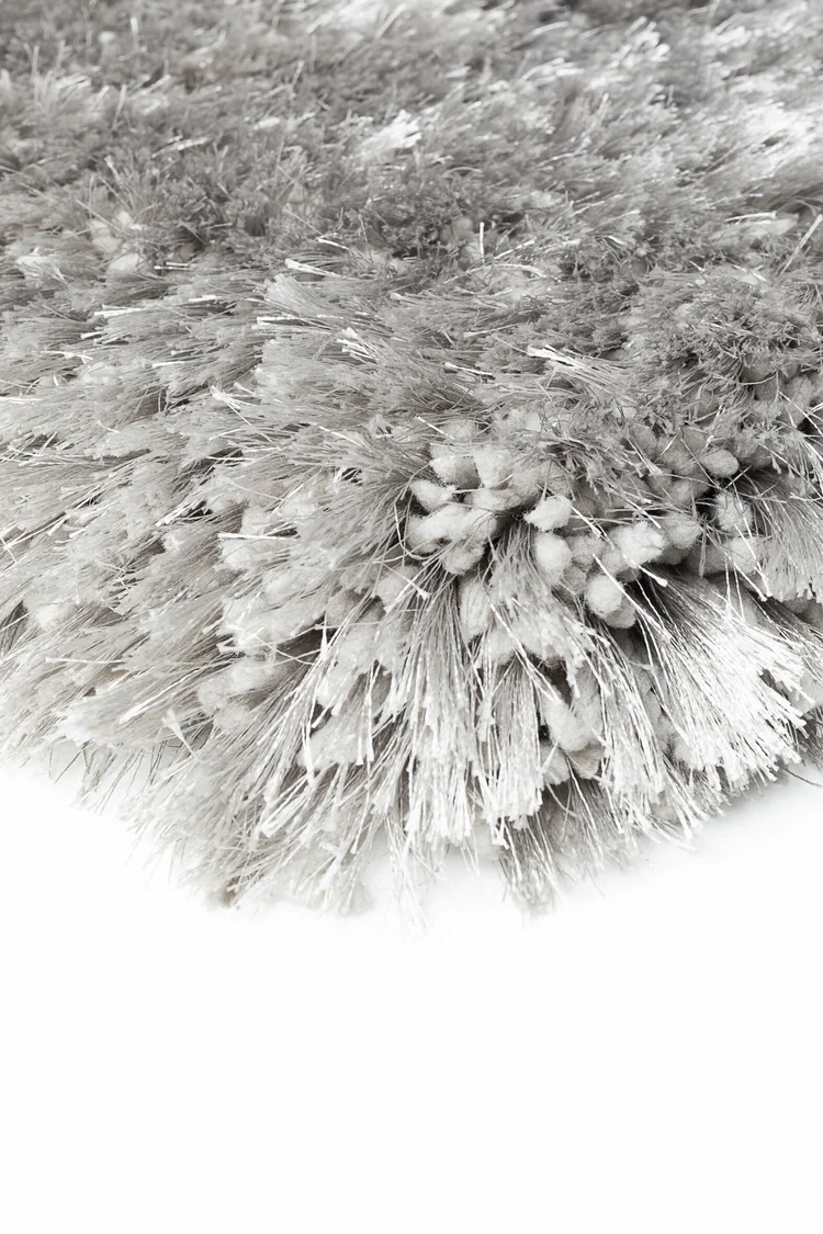 Čupavi Tepih Ligne Pure ADORE SILVER od 100% poliestera, ručno tkani srebrno-sivi tepih s visokim i izrazito mekanim florom