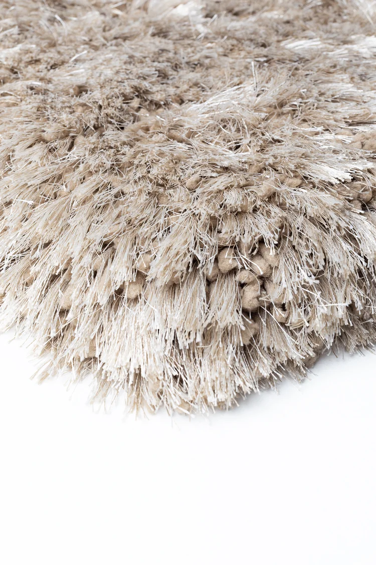 Čupavi Tepih Ligne Pure ADORE TAUPE od 100% poliestera, ručno tkani sivkasto-smeđi tepih s visokim i izrazito mekanim florom